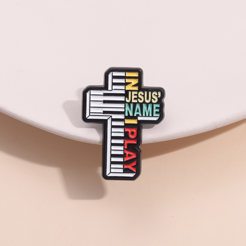 In Jesus Name I Play Enamel Pi - Embroidery Letter M recensione e prezzo