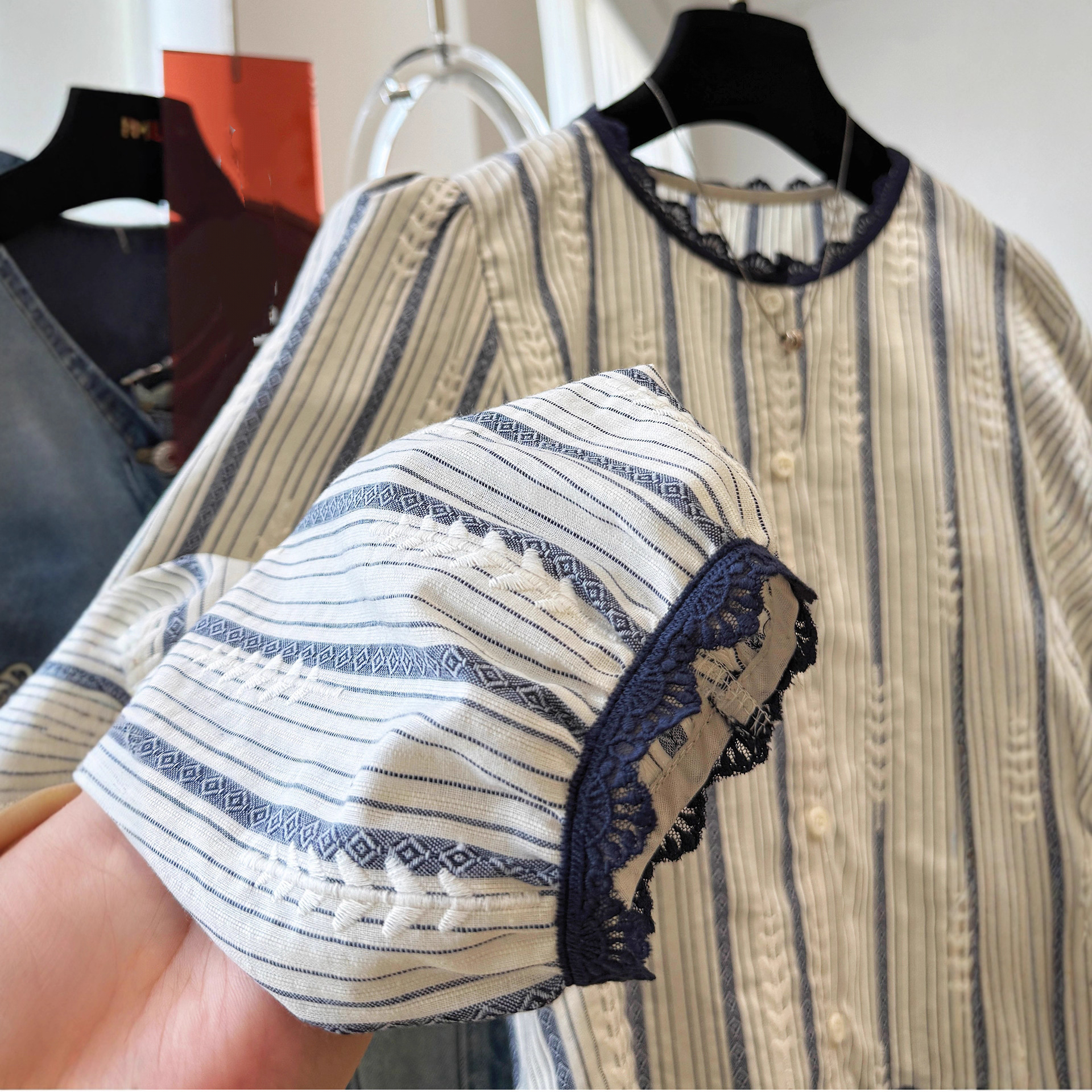 Women's Striped Lace Trim Blou - Embroidery Shirt recensione e prezzo