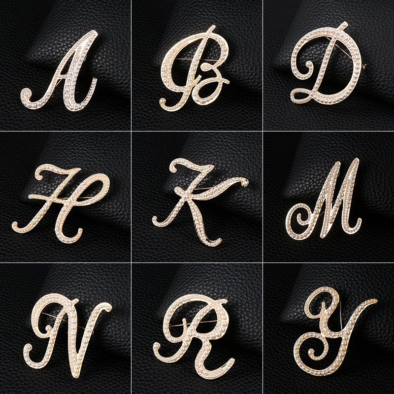 English Letters A-Z Pearl Broo - Embroidery Letter M recensione e prezzo