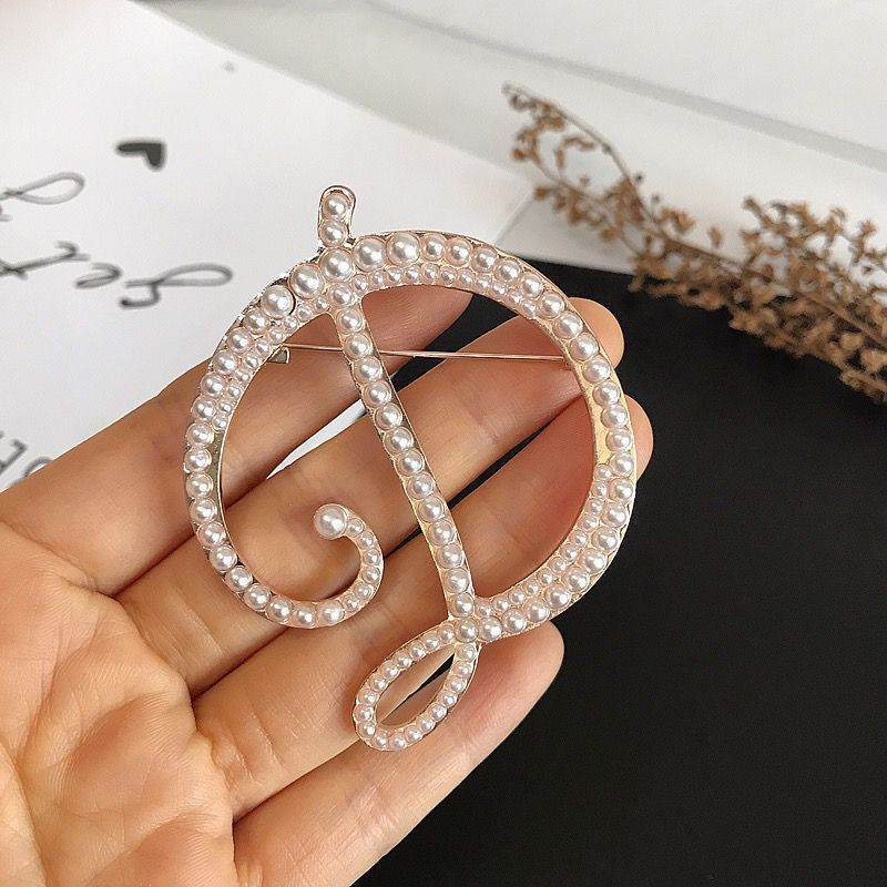 English Letters A-Z Pearl Broo - Embroidery Letter M recensione e prezzo